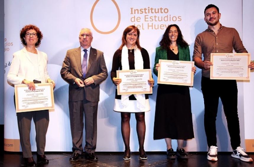 instituto-de-estudios-del-huevo-premios-2024-cisa De izquierda a derecha: Ana Barroeta y Antonio Fuertes, respectivamente vicepresidenta y presidente del Consejo Asesor del Instituto de Estudios del Huevo, con los investigadores del CISA Irene Iglesias, Ana de la Torre y Pablo Ibáñez.