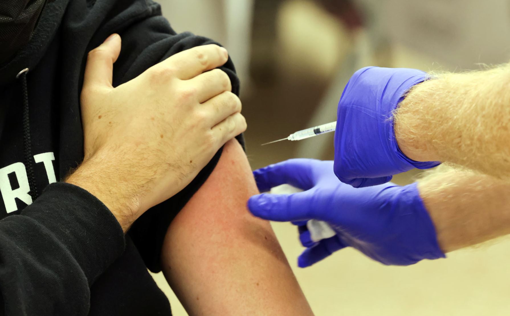 persona-siendo-vacunada Una recomendación clave del Ministerio de Sanidad es la vacunación anual contra la gripe estacional para personas con exposición frecuente a aves. Aunque esta vacuna no protege directamente contra la influenza aviar, ayuda a reducir el riesgo de una infección simultánea con virus de la humana y la aviar.