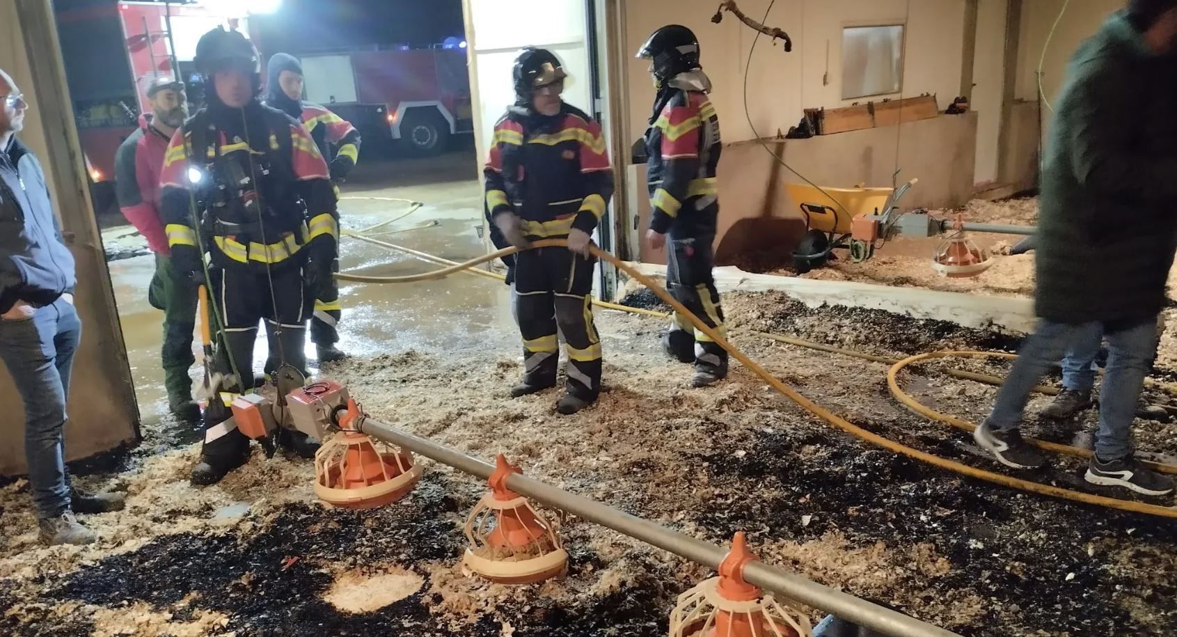 incendio-nave-pollos-20250424-zamora Bomberos en la nave de pollos de Coomonte de la Vega, Zamora.