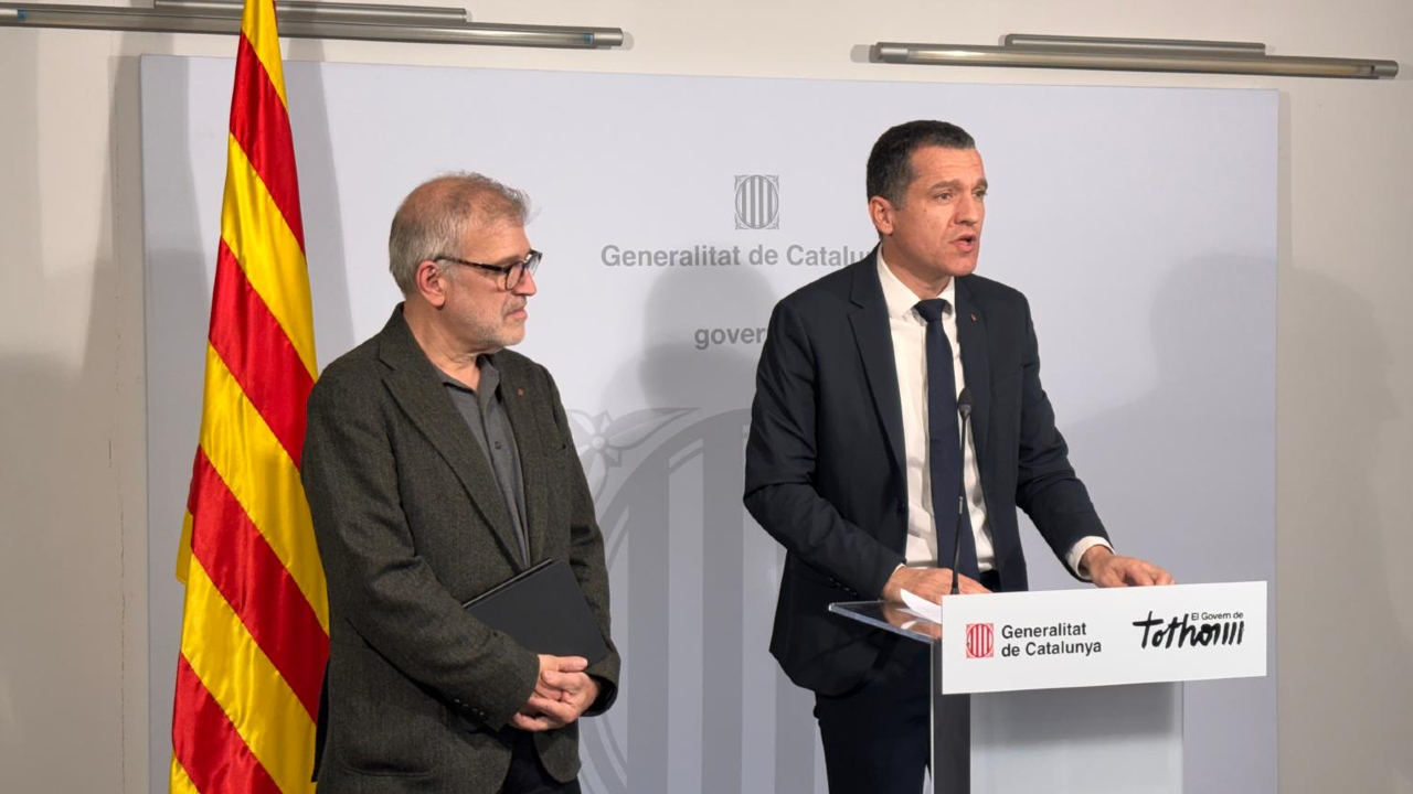 Brote-Gripe-Aviar-en-Cataluna-20251224-Comparecencia-oficial-at-14.00.40-f El Conseller d'Agricultura de la Generalitat de Catalunya, durante la rueda de prensa ofrecida hoy a pocas horas de la Nochebuena, acompañado del Secretario de Salud Pública , Esteve Fernández. Foto: ACN