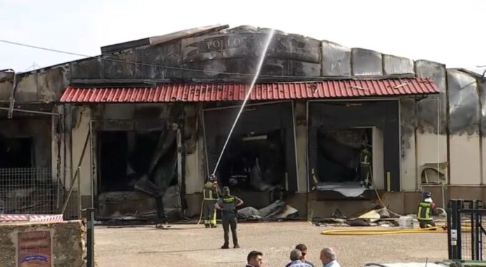 pollos-cano-incendio-20250625-3