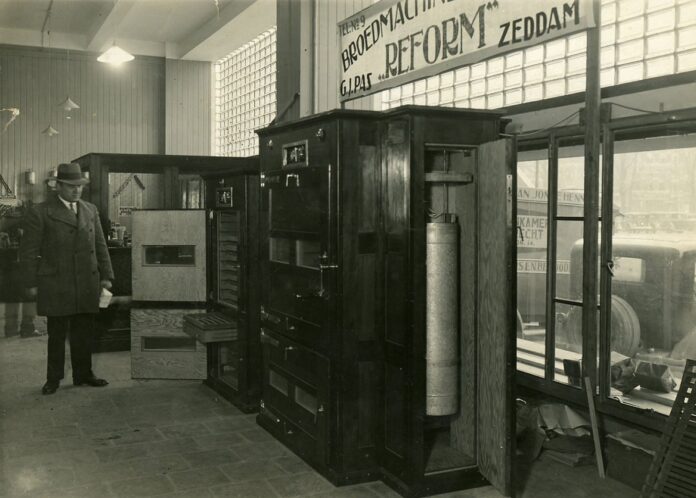 VIV-EUROPE-fotos-feria-ORNITOPHILIA-empresa-PASS-REFORM-stand-circa-1930 Royal Pas Reform booth at